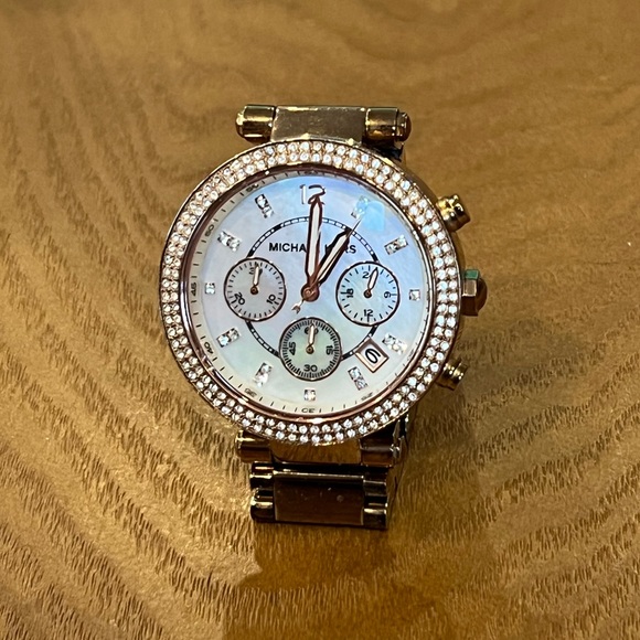 MICHAEL KORS Rose Gold Watch - Picture 3 of 4